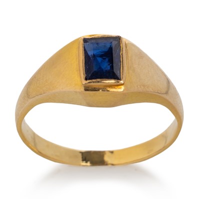 Lot 599 - SAPPHIRE RING