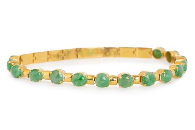 Lot 606 - GREEN HARDSTONE BRACELET