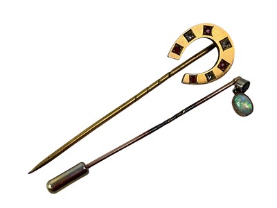 Lot 634 - GILT HORSESHOE STICK PIN