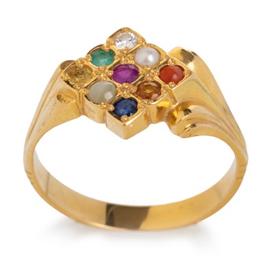 Lot 611 - GEM SET RING