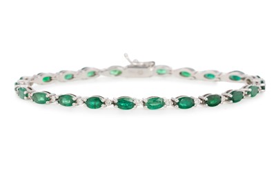 Lot 622 - EMERALD AND DIAMOND BRACELET