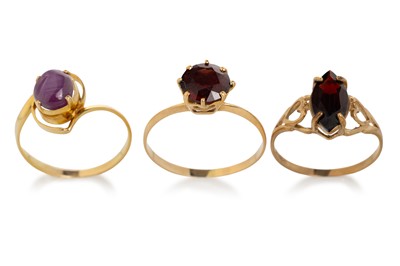 Lot 629 - THREE DRESS RINGS