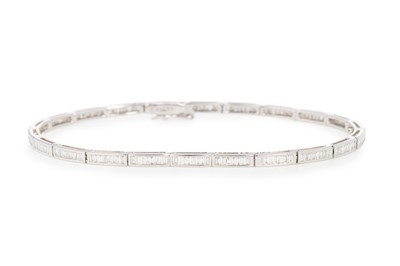 Lot 636 - DIAMOND BRACELET