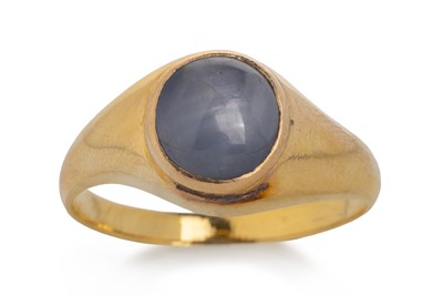 Lot 642 - STAR SAPPHIRE SIGNET RING