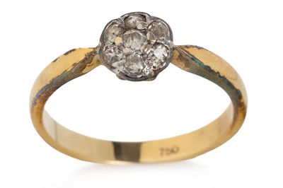 Lot 643 - DIAMOND CLUSTER RING