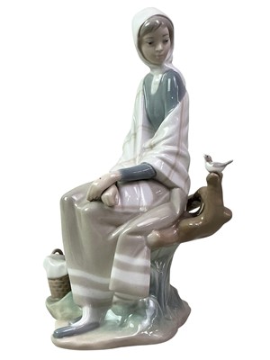 Lot 763 - LLADRO FIGURE OF A LADY