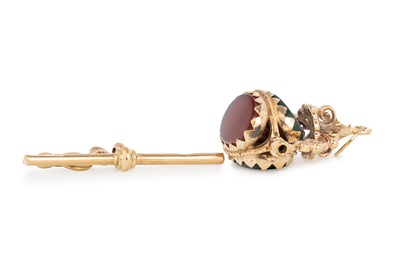 Lot 652 - HARDSTONE AGATE SWIVEL FOB