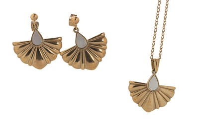 Lot 669 - GOLD PENDANT ON CHAIN, WITH A PAIR OF EARRINGS