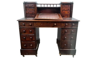 Lot 773 - VICTORIAN MAHOGANY KNEEHOLE DESK