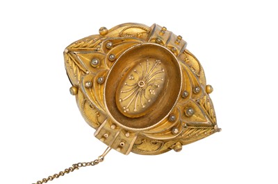 Lot 680 - VICTORIAN PINCHBECK MOURNING BROOCH