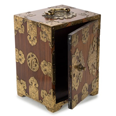 Lot 907 - CHINESE HARDWOOD JEWELLERY BOX