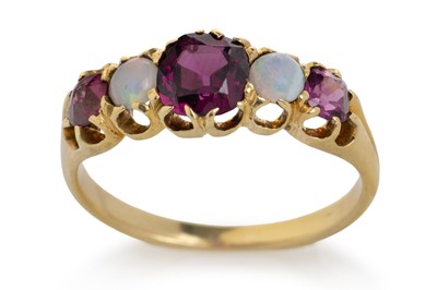 Lot 714 - VICTORIAN GEM SET BOAT RING