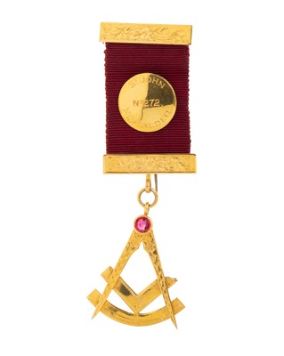 Lot 662 - NINE CARAT GOLD MASONIC JEWEL
