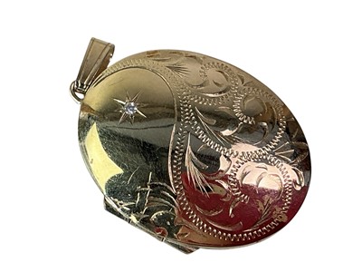 Lot 41 - GOLD OVAL LOCKET