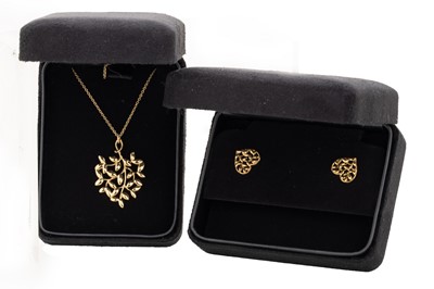 Lot 654 - GOLD OLIVE LEAF PENDANT