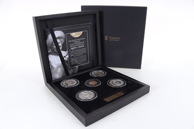Lot 79 - THE QUEEN MOTHER'S TRIBUTE GOLD SOVEREIGN AND SILVER CROWN SET