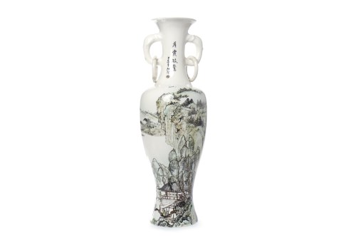 Lot 547 - 20TH CENTURY CHINESE VASE decorated with a...
