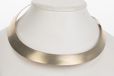 Lot 748 - CONTEMPORARY SILVER COLLAR