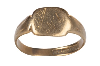 Lot 776 - GOLD SIGNET RING