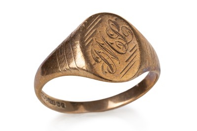 Lot 777 - GOLD SIGNET RING
