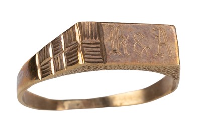 Lot 778 - GOLD SIGNET RING