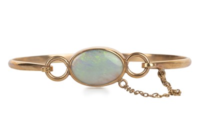 Lot 785 - OPAL BANGLE