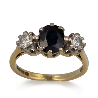 Lot SAPPHIRE AND DIAMOND THREE STONE RING