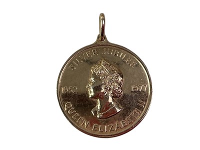 Lot 2 - ELIZABETH II COMMEMORATIVE GOLD MEDAL