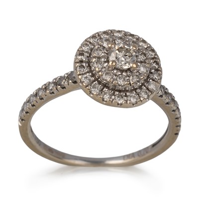 Lot DIAMOND CLUSTER RING