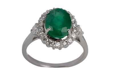 Lot EMERALD AND DIAMOND CLUSTER RING