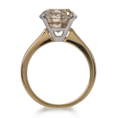 Lot CERTIFICATED LIGHT BROWN DIAMOND SOLITAIRE RING