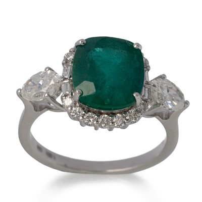 Lot EMERALD AND DIAMOND RING