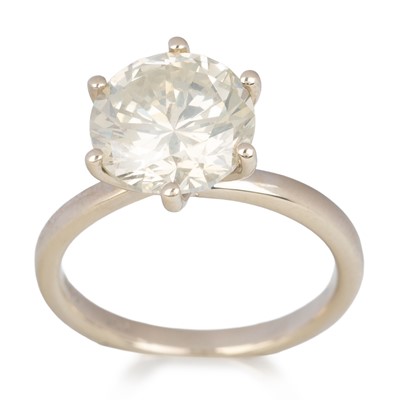 Lot CERTIFICATED DIAMOND SOLITAIRE RING