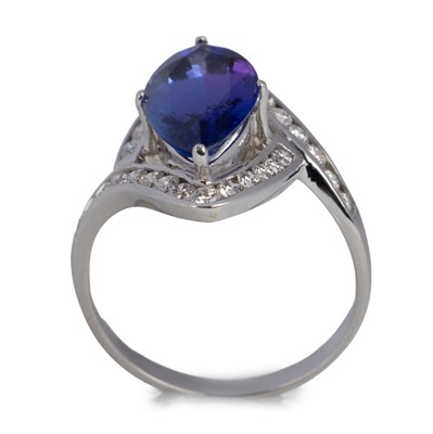 Lot TANZANITE AND DIAMOND RING