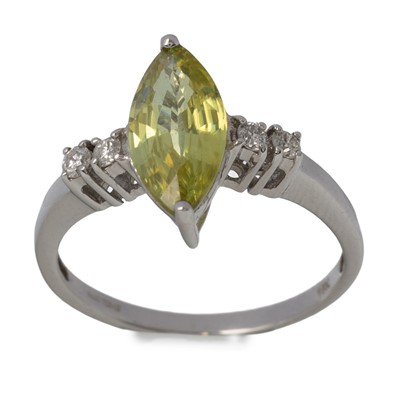 Lot PERIDOT AND DIAMOND RING