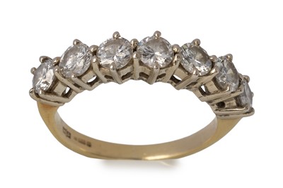 Lot DIAMOND SEVEN STONE RING