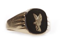 Lot 145 - GENTLEMAN'S SIGNET RING the bezel set with a...