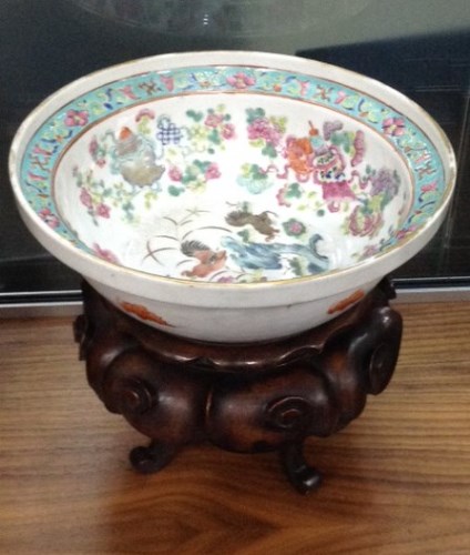 Lot 550 - LATE 19TH CENTURY CHINESE FAMILLE ROSE BOWL...