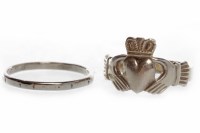 Lot 105 - PLATINUM BAND with engraved decoration and...