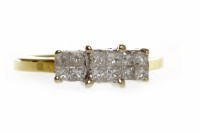 Lot 227 - DIAMOND CLUSTER RING the tiered bezel with...