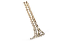Lot 132 - SINGLE STRAND PEARL NECKLACE formed by...