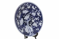 Lot 614 - LARGE 20TH CENTURY JAPANESE BLUE AND WHITE...