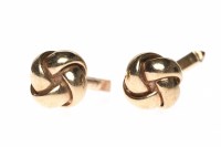 Lot 73 - PAIR OF KNOT MOTIF CUFF LINKS the knot to each...