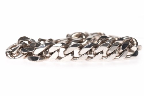 Lot 100 - GENTLEMAN'S SILVER CHAIN NECKLACE formed by...