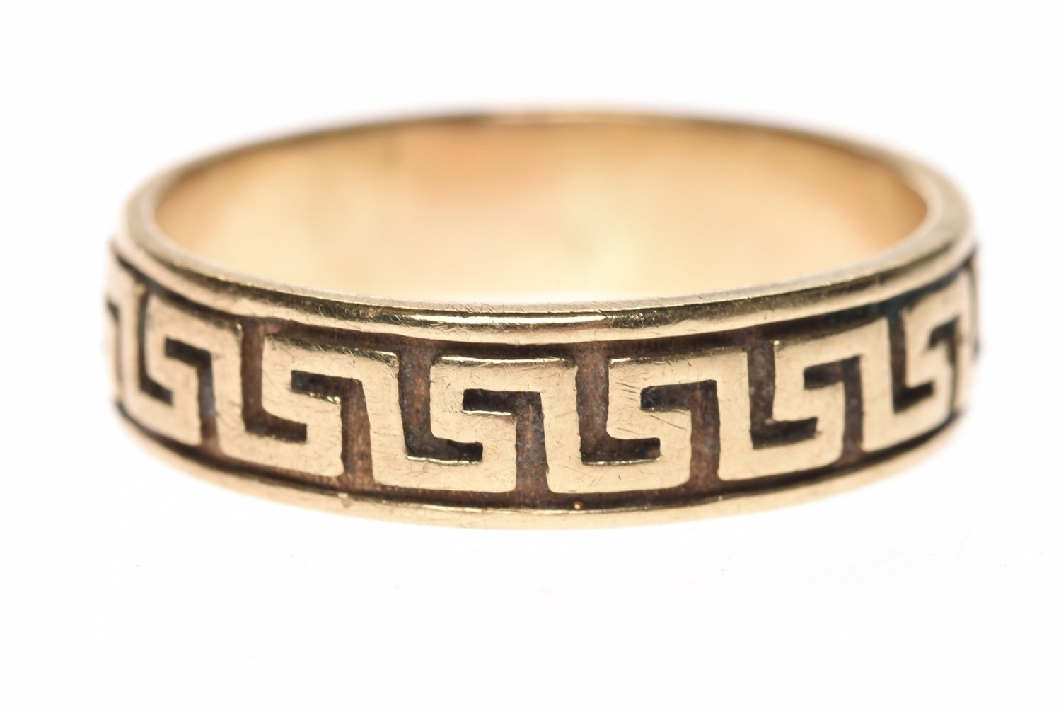 Lot 118 - NINE CARAT GOLD RING with engraved Greek key