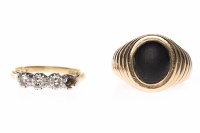 Lot 171 - GENTLEMANS STONE SET SIGNET RING the oval...