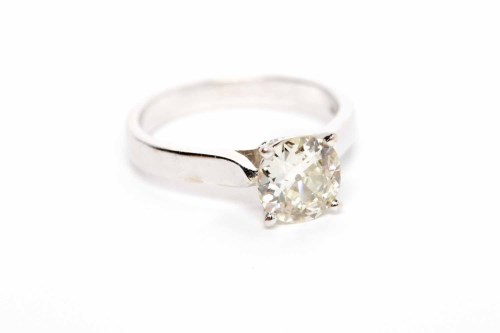 Lot 101 - DIAMOND SOLITAIRE RING the four claw set round...