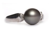 Lot 448 - GREY PEARL AND DIAMOND RING set with a single...