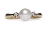 Lot 475 - FOURTEEN CARAT GOLD PEARL SET RING set with a...