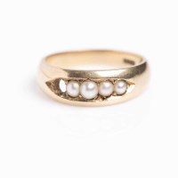 Lot 1885 - SEED PEARL RING set with four split pearls,...